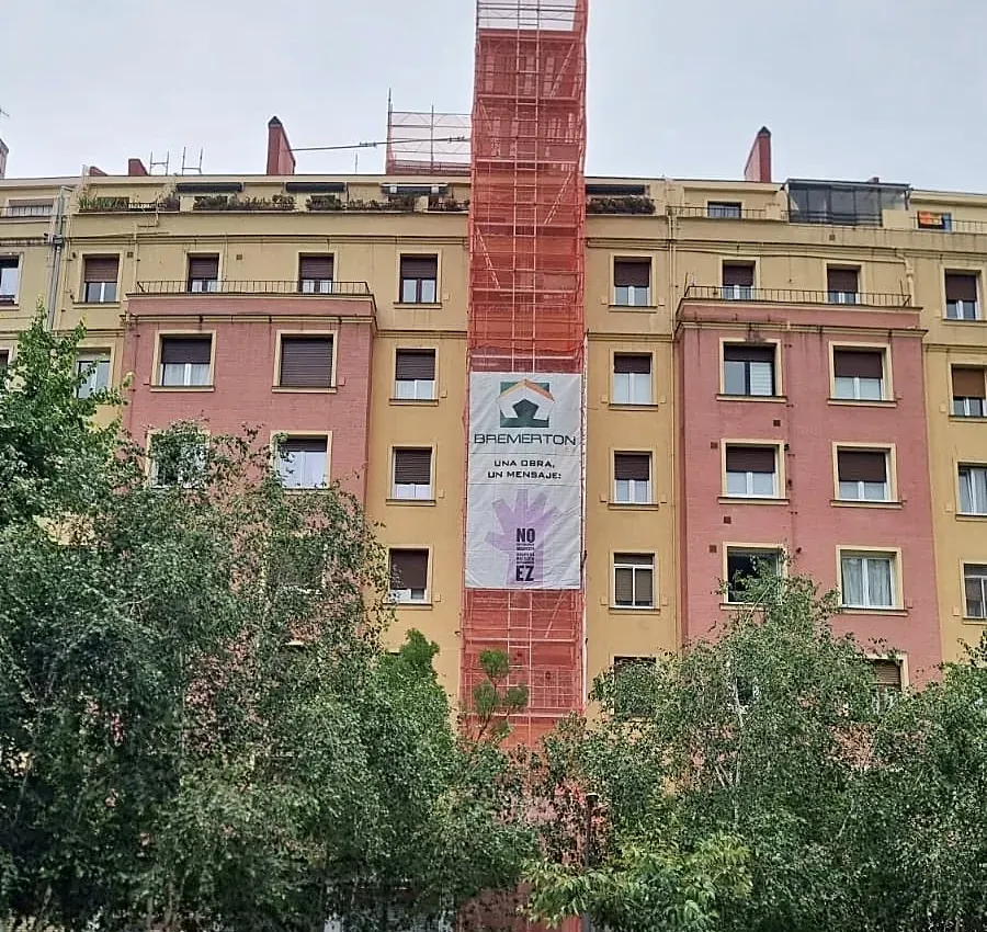 Torre de andamio con la lona de Bremerton durante la obra en Estación de Basurto, 12 (Bilbao)